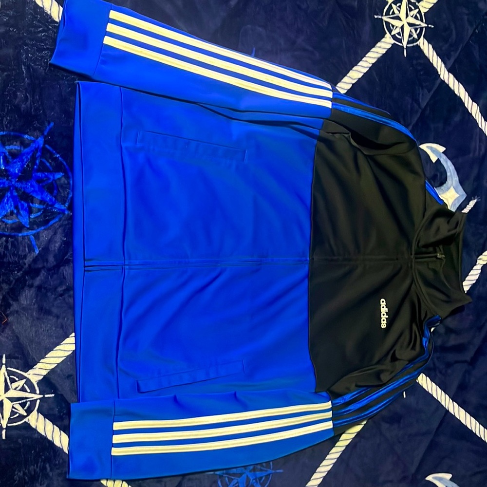 Am selling a adidas jacket dose not have a hoodie its a used jacket